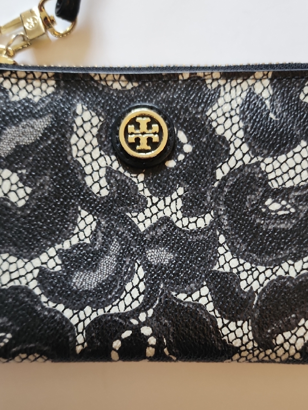 Tory Burch Robinson Ferrara  Lace Zip-Around  Wristlet.  6×4 - Picture 13 of 13